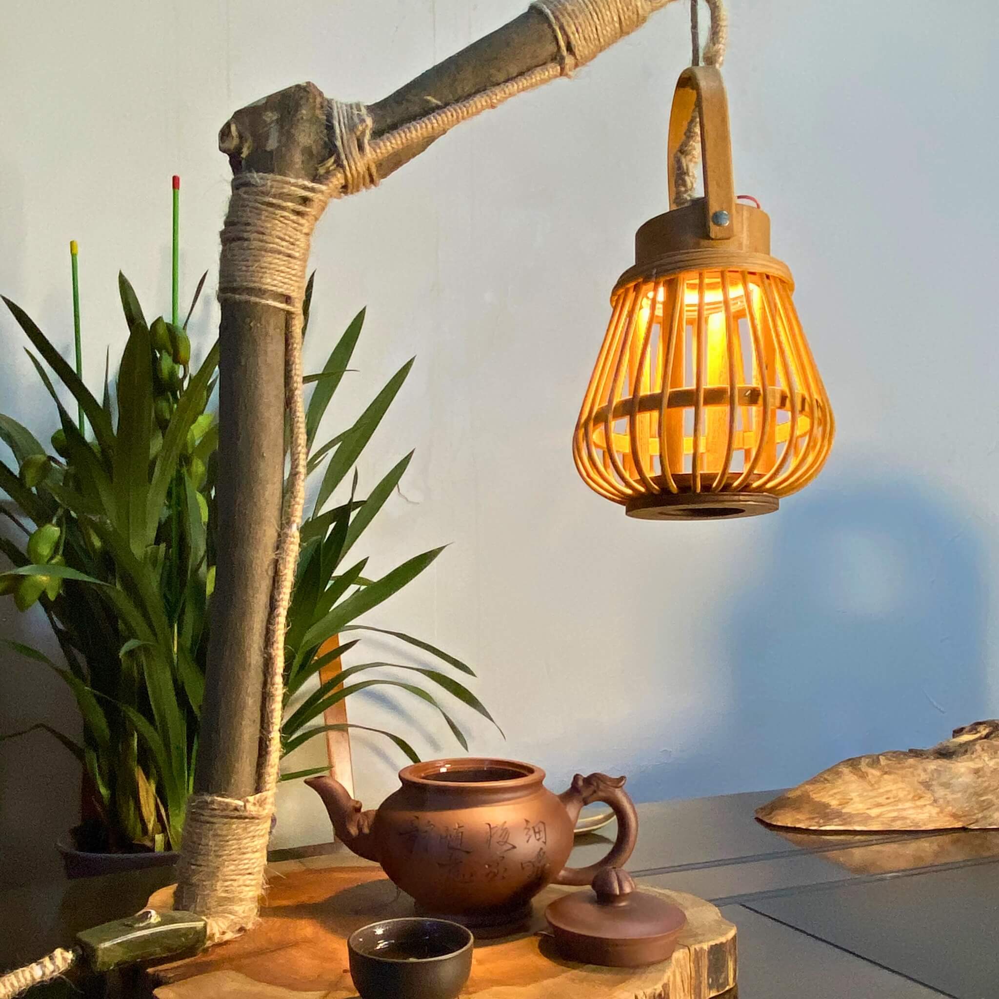 When Lightning Becomes Furniture: The Silent Journey of a Century-Old Lightning-Struck Wood Tea Table Lamp